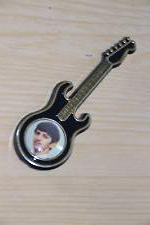 Brosch Ringo i gitarr